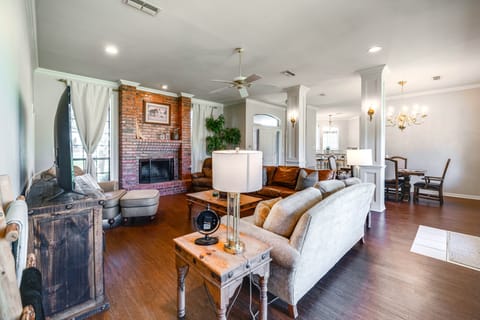 ~ 3 Mi to Dtwn: Aubrey Vacation Rental w/ Patio! House in Denton