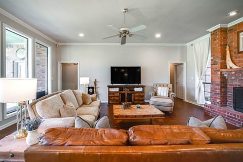 ~ 3 Mi to Dtwn: Aubrey Vacation Rental w/ Patio! House in Denton