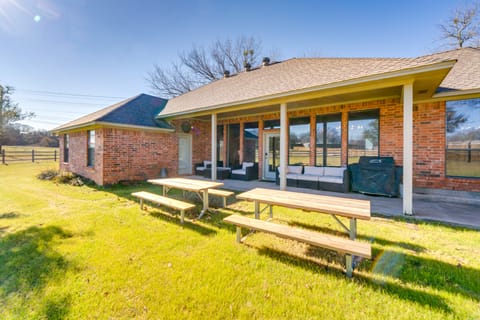 ~ 3 Mi to Dtwn: Aubrey Vacation Rental w/ Patio! House in Denton