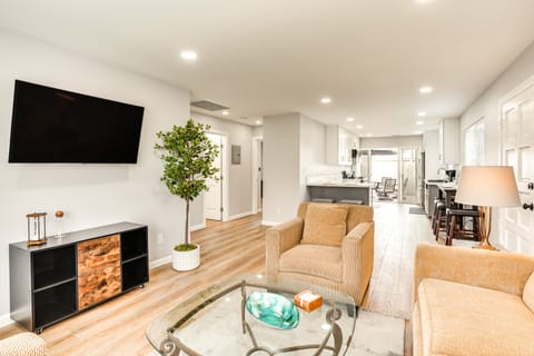 Rental w/ Pool Access ~ 8 Mi to Disneyland Apartment in La Palma