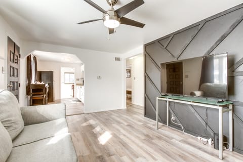 Covered Patio, Gas Grill & Yard: Sheridan Home! House in Englewood