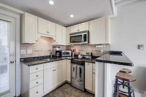 Walk to Commercial Street! Couples Retreat w/ Deck Apartment in Provincetown