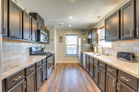 Families Welcome! Home 2 Mi to Galveston Beach House in Galveston Island