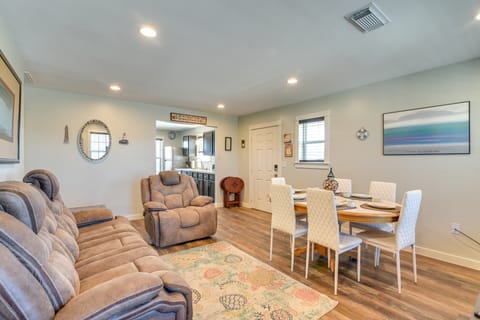 Families Welcome! Home 2 Mi to Galveston Beach House in Galveston Island