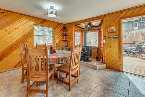 Ruidoso Cabin w/ Deck ~ 1 Mi to Midtown! House in Ruidoso