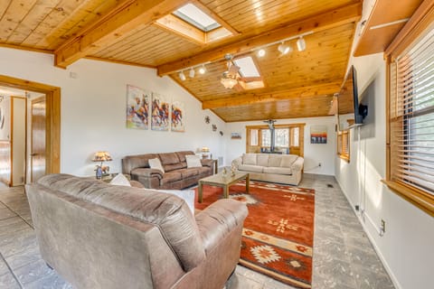 Ruidoso Cabin w/ Deck ~ 1 Mi to Midtown! House in Ruidoso