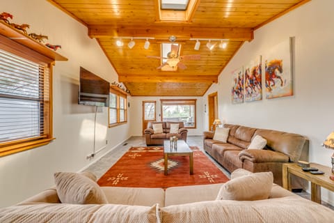 Ruidoso Cabin w/ Deck ~ 1 Mi to Midtown! House in Ruidoso