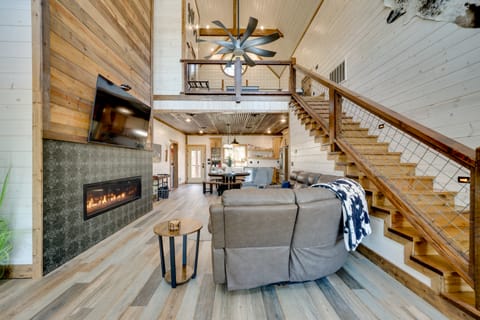 Broken Bow Cabin w/ Hot Tub, Pool Table & Fire Pit House in Oklahoma