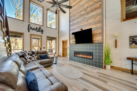 Broken Bow Cabin w/ Hot Tub, Pool Table & Fire Pit House in Oklahoma