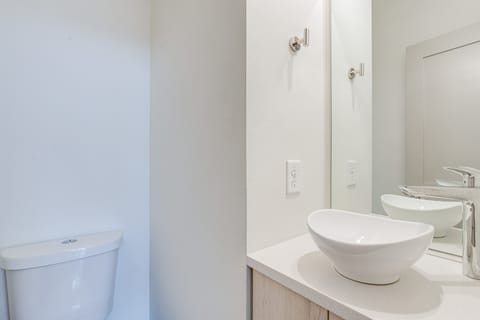 Steps to City Park: Townhome w/ Rooftop Deck! Apartment in Denver