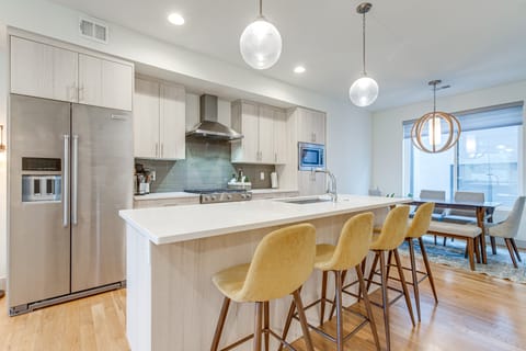 Steps to City Park: Townhome w/ Rooftop Deck! Apartment in Denver