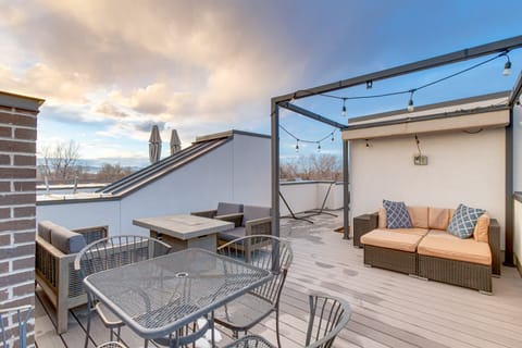 Steps to City Park: Townhome w/ Rooftop Deck! Apartment in Denver