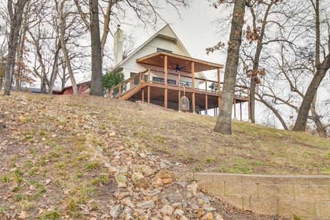 Deck + Kayaks: Grand Lake of the Cherokees Home House in Ozark Mountains