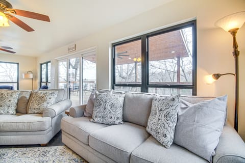 Deck + Kayaks: Grand Lake of the Cherokees Home House in Ozark Mountains