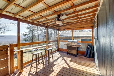 Jasper Cabin w/ Fire Pit, Grill & Mountain Views! House in Arkansas