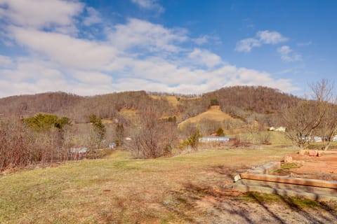 Waynesville Studio w/ Fire Pit & Mountain Views! Apartment in Buncombe County