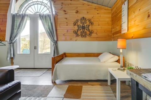 Waynesville Studio w/ Fire Pit & Mountain Views! Apartment in Buncombe County