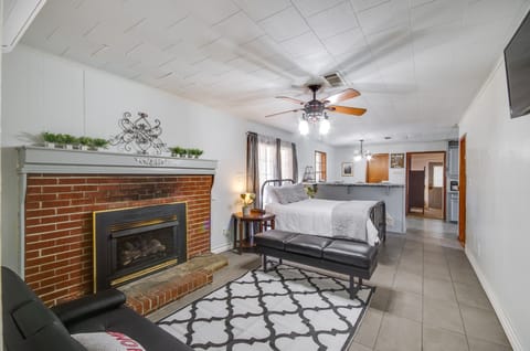 9 Mi to Water Park: Silver Creek Gem w/ Fireplace! Apartment in Mississippi