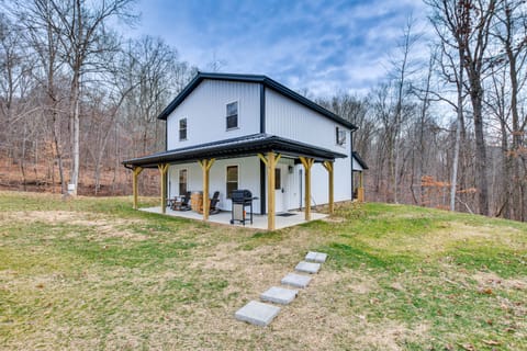 Modern Salineville Cabin on 13 Acres w/ Fire Pit! House in Ohio