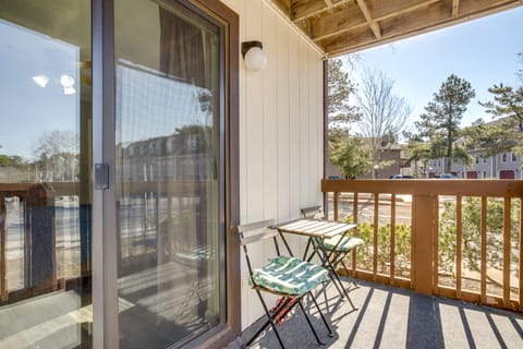 Poolside Bliss, Beach Strolls! Ocean City Retreat Apartment in Ocean City