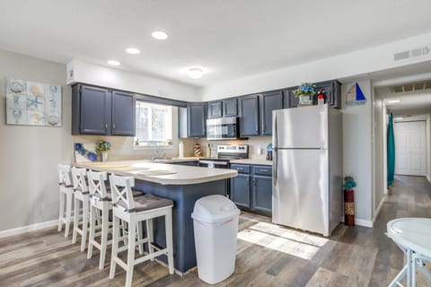 Poolside Bliss, Beach Strolls! Ocean City Retreat Apartment in Ocean City