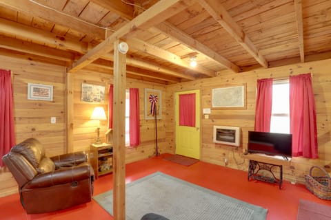 Blue Ridge Hideaway! Cabin w/ Hot Tub & Views House in Hot Springs