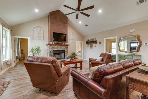 Country Home Near Fredericksburg: Fire Pit & Grill House in Rio Grande