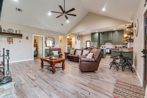 Country Home Near Fredericksburg: Fire Pit & Grill House in Rio Grande