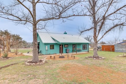 Country Home Near Fredericksburg: Fire Pit & Grill House in Rio Grande