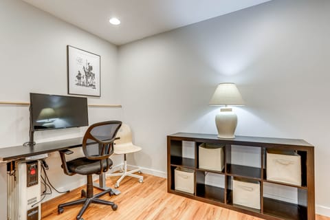 2 Mi to Green Lake! Modern Apartment w/ Parking Apartment in Seattle