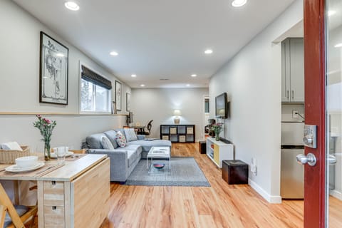 2 Mi to Green Lake! Modern Apartment w/ Parking Apartment in Seattle