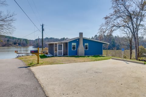 Bright Shelby Cottage w/ Deck & Creek Views! Cottage in Alabama