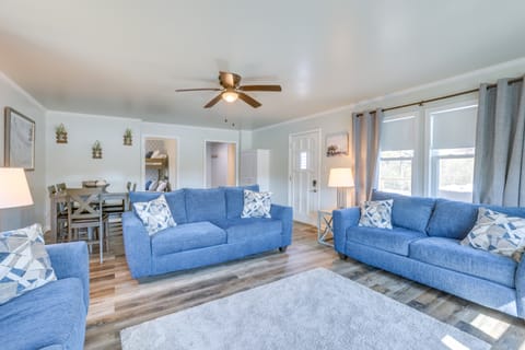 Bright Shelby Cottage w/ Deck & Creek Views! Cottage in Alabama