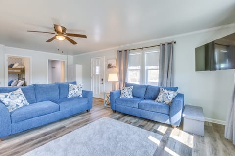 Bright Shelby Cottage w/ Deck & Creek Views! Cottage in Alabama