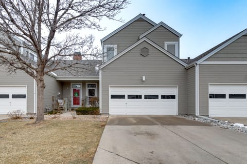 12 Mi to DIA: Cozy Denver Townhome w/ Fireplace! Apartment in Aurora