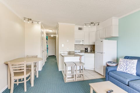 Beach Access! Resort Condo 3 Mi to Moody Gardens Apartment in Galveston Island