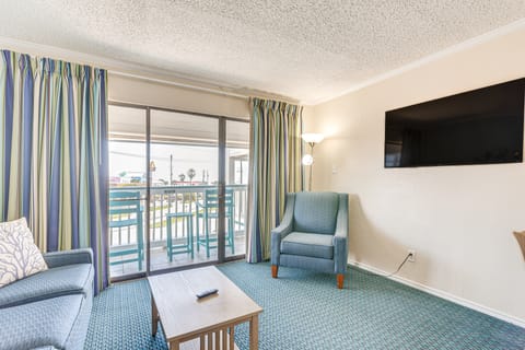 Beach Access! Resort Condo 3 Mi to Moody Gardens Apartment in Galveston Island