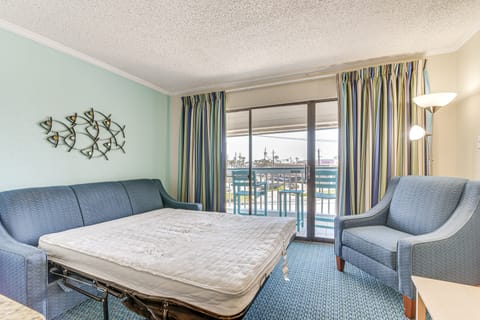 Beach Access! Resort Condo 3 Mi to Moody Gardens Apartment in Galveston Island
