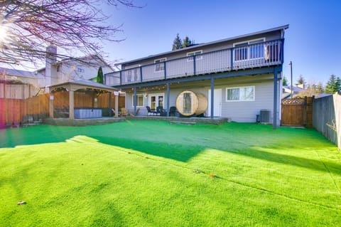 Modern Woodinville Home w/ Hot Tub + Sauna! House in Woodinville