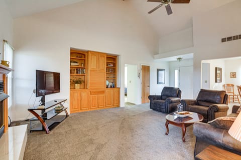 Stockton Home w/ Deck & Gas Grill ~ 1 Mi to Lake! House in Ozark Mountains