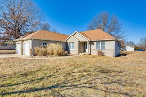 Stockton Home w/ Deck & Gas Grill ~ 1 Mi to Lake! House in Ozark Mountains