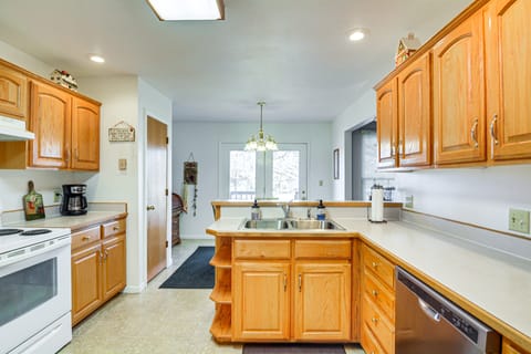 Stockton Home w/ Deck & Gas Grill ~ 1 Mi to Lake! House in Ozark Mountains