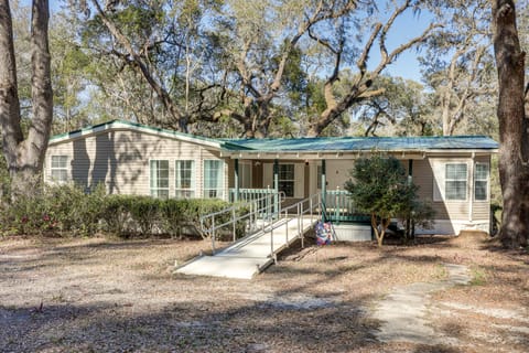 Work, Play & Explore! Retreat w/ Deck in McAlpin House in Florida