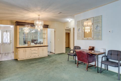 Work, Play & Explore! Retreat w/ Deck in McAlpin House in Florida