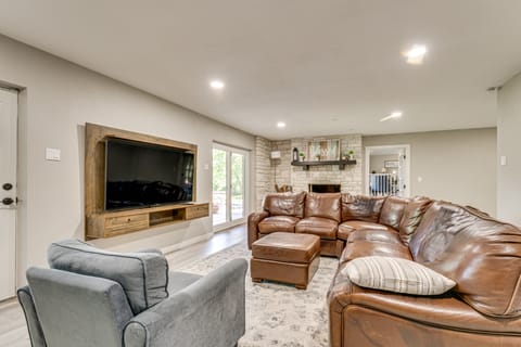 Home Gym, Office + Dock! Seguin Riverfront Retreat House in Seguin