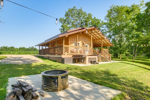 'Friends & Family' Rental Cabin w/ Hot Tub! House in Ohio