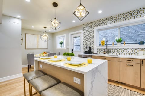 Stylish Chicago Retreat: Walk to Loyola University Apartment in Chicago