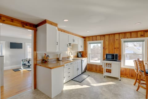 Sunny Newbury Apartment, 6 Mi to Market Square! Apartment in Newbury