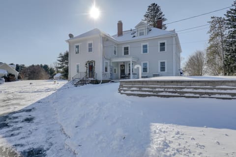 Sunny Newbury Apartment, 6 Mi to Market Square! Apartment in Newbury