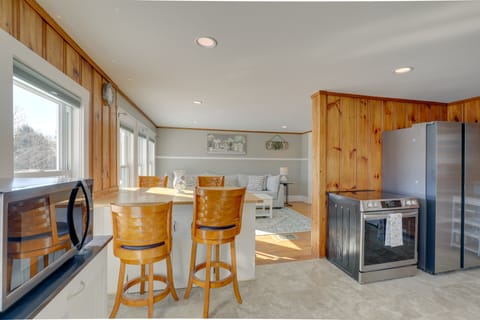 Sunny Newbury Apartment, 6 Mi to Market Square! Apartment in Newbury